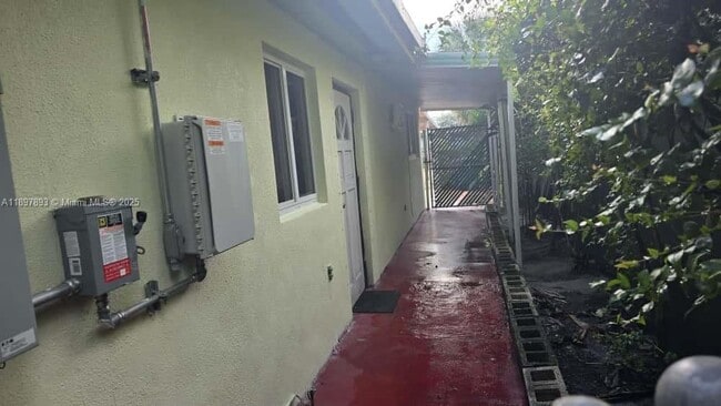 Foto del edificio - 701 Tamiami Canal Rd