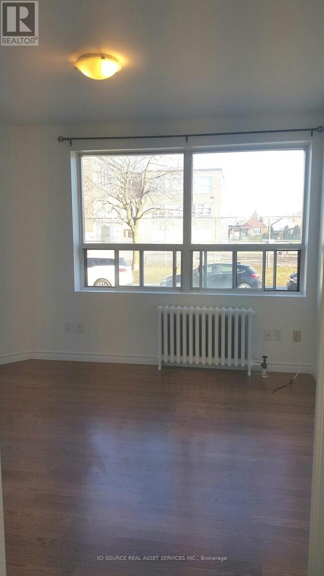 Photo du bâtiment - 44-44 Bartonville Ave W