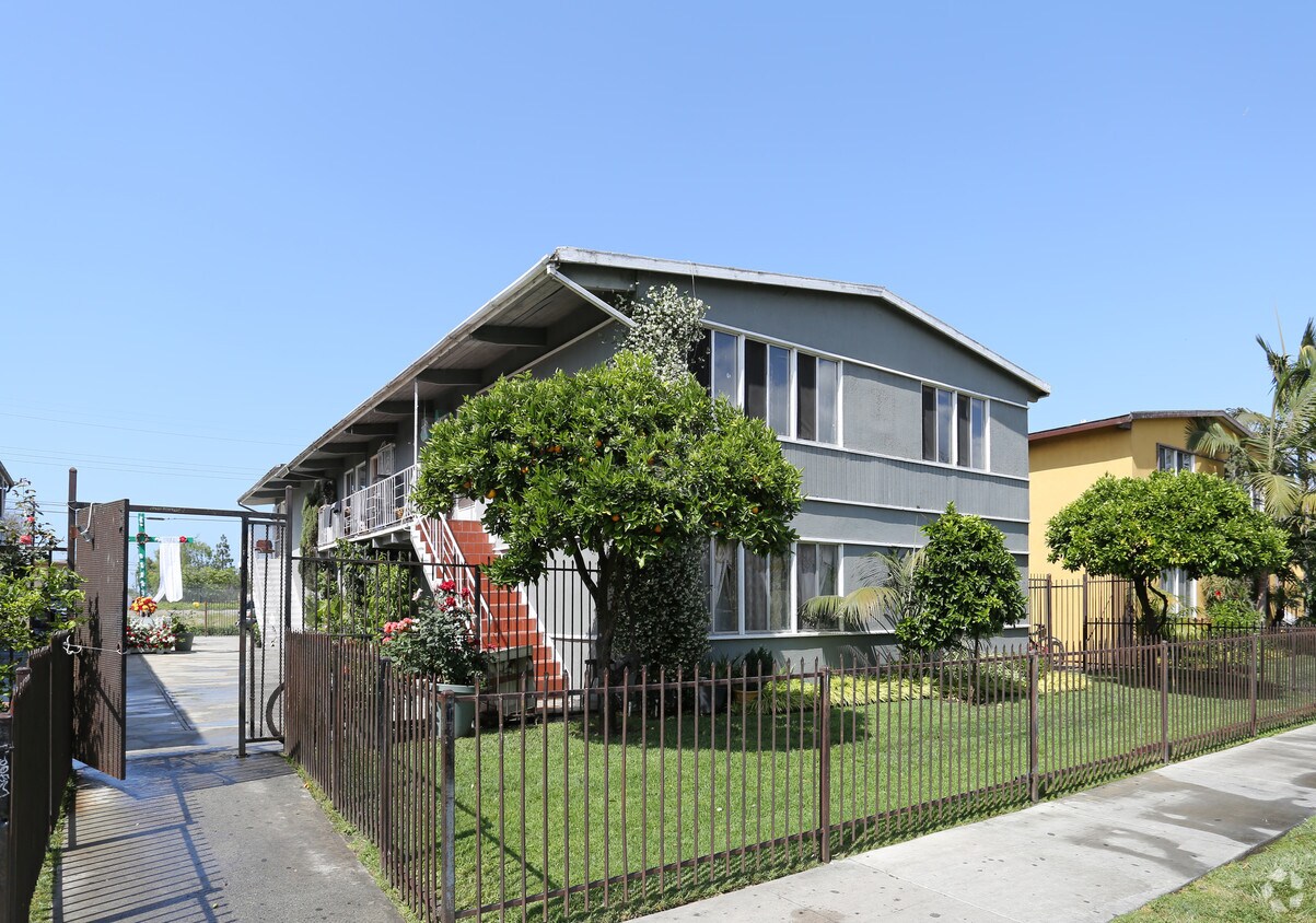 Foto principal - 4935 Slauson Ave