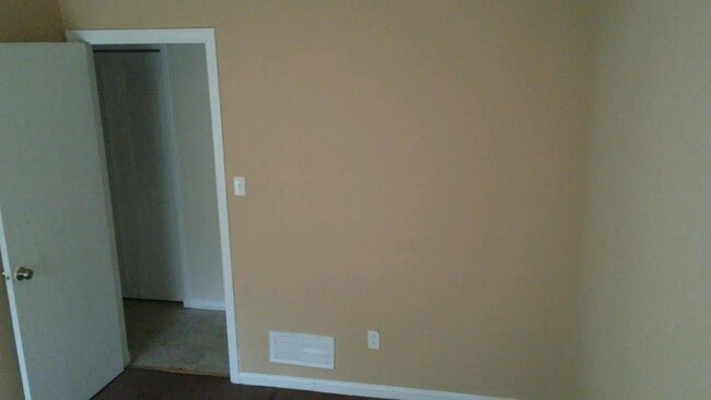 Building Photo - Nice 3BR/1.5BA Brick Ranch Convenient to W...