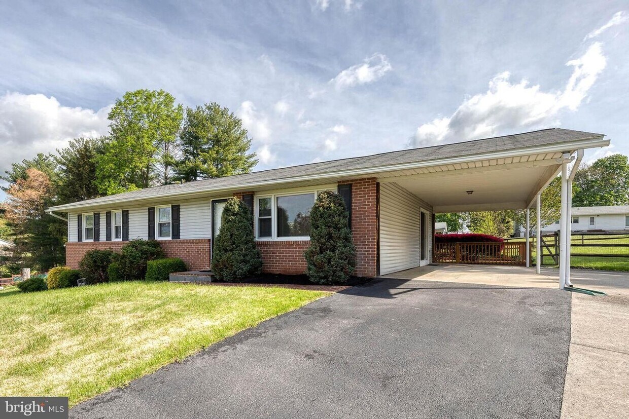 Primary Photo - Beautiful 3bd 3bth single family ranch sty...
