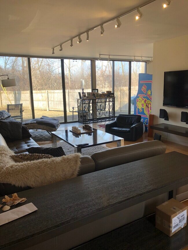 Building Photo - 220 Southgate Dr