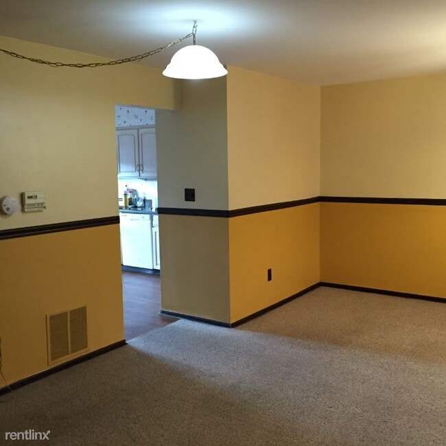 Building Photo - 2 br, 2.5 bath Townhome - 123 Highview Dr