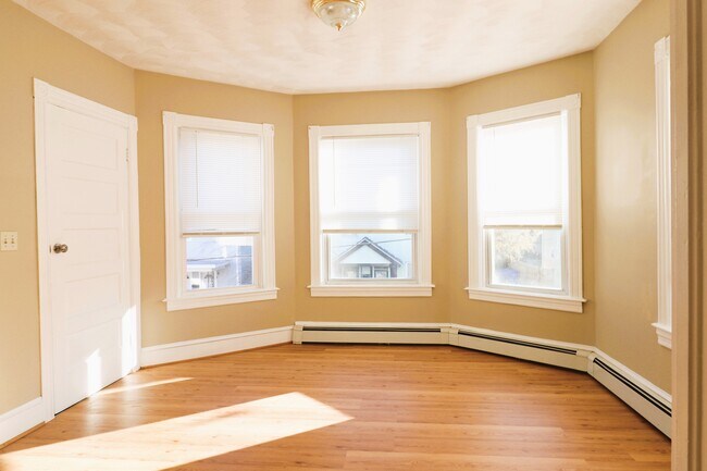 Bright and Sunny living room - 46 Margaret St