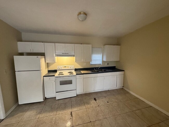 Building Photo - 3-2 House