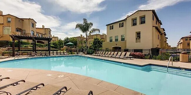 Building Photo - Charming 3-Level Townhome in Coronado Ranch