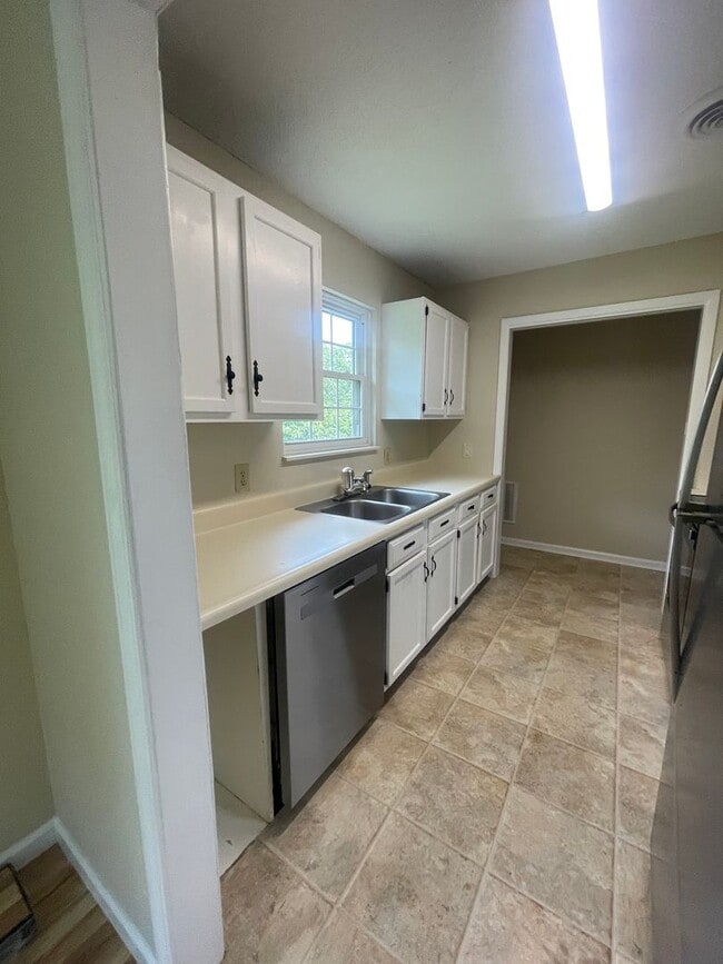 Building Photo - Great Location to Local Amenities
