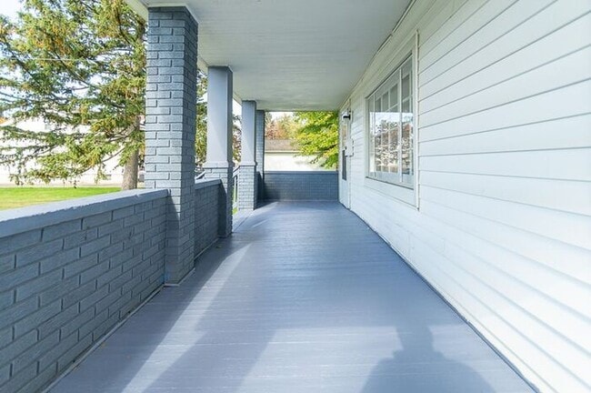 Building Photo - Spacious 3BD/1.5 BA Farmhouse in Maple Hts!