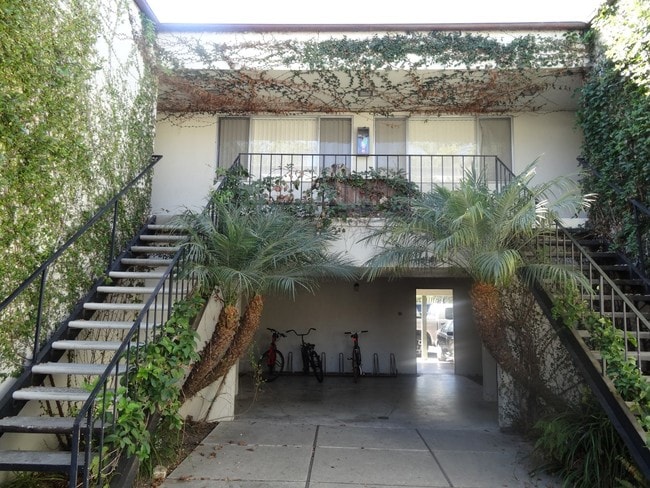 Courtyard - 6509 Seville Rd