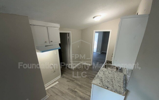 Foto del edificio - 3840 McCain Rd