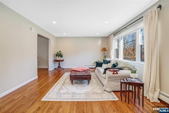 Foto del edificio - 12 Maple Ave