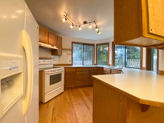 Building Photo - Spacious 3 Bedroom Home in Kent East Hill!