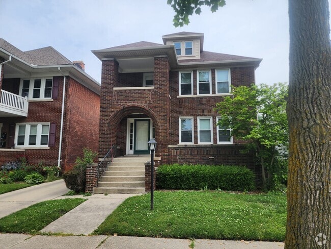 Building Photo - 1016 Lakepointe St