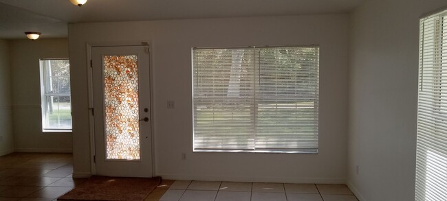 Foto del edificio - 4 bedroom home on large corner lot in Dayt...