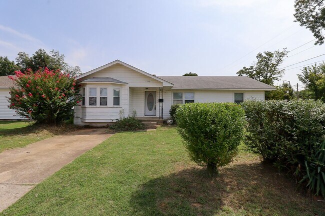 Building Photo - 3 Bed, 2 Bath Corner Lot in Tulsa!