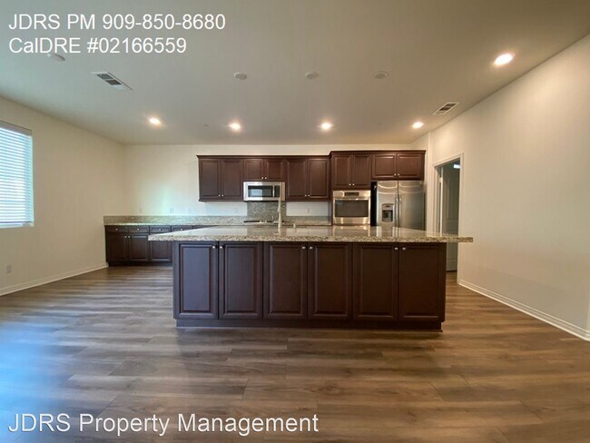 Building Photo - 5 br, 3 bath House - 3255 E. Yosemite Drive