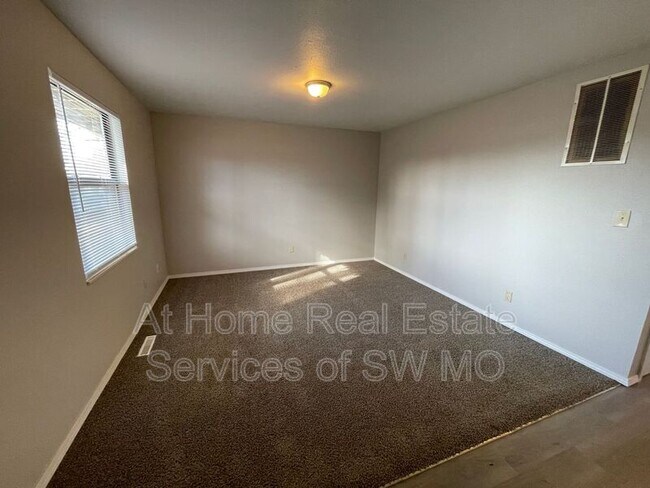 Foto del edificio - 900 S Crutcher Ave