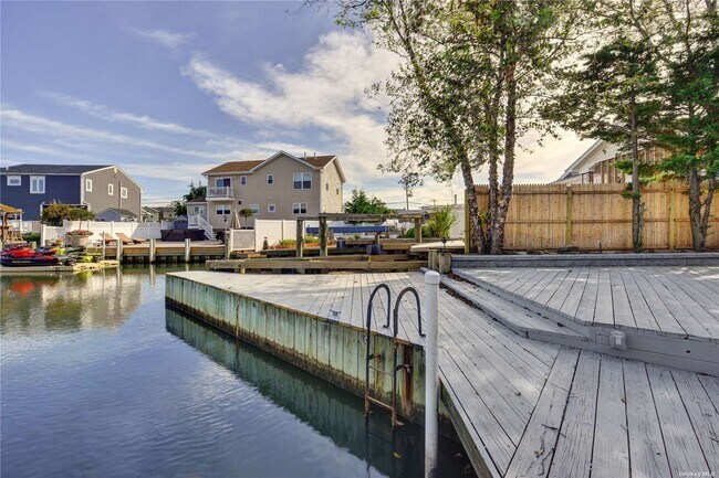 Building Photo - 150 E Shore Dr