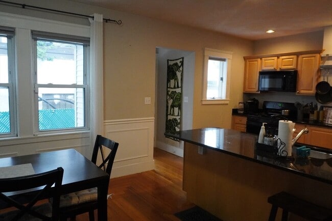 Building Photo - 42 Richardson Ave