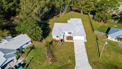 Building Photo - 419 SW Namoit Pl