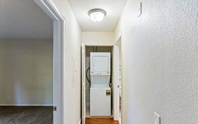 Building Photo - 1 Bedroom Gem in Carmel Valleys Top Notch ...