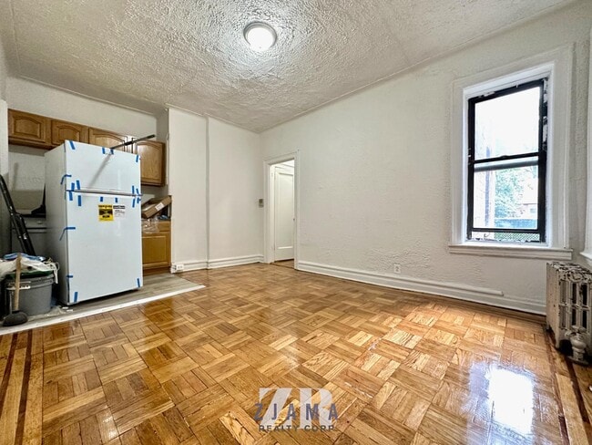 Building Photo - 160 Fenimore St