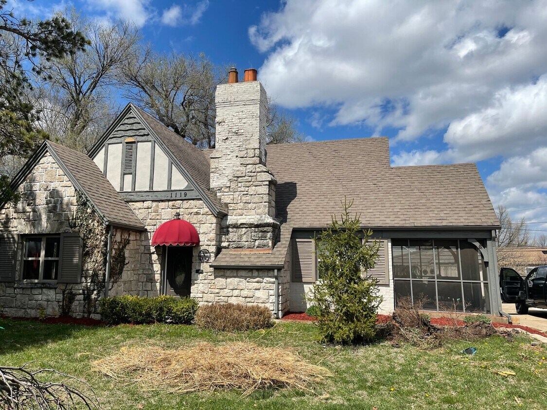 Short Term Rental!Large home right next t... - Short Term Rental!Large home right  next t...