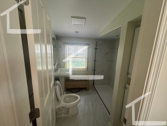 Building Photo - Charming 3.5 Bedroom-No Broker Fee