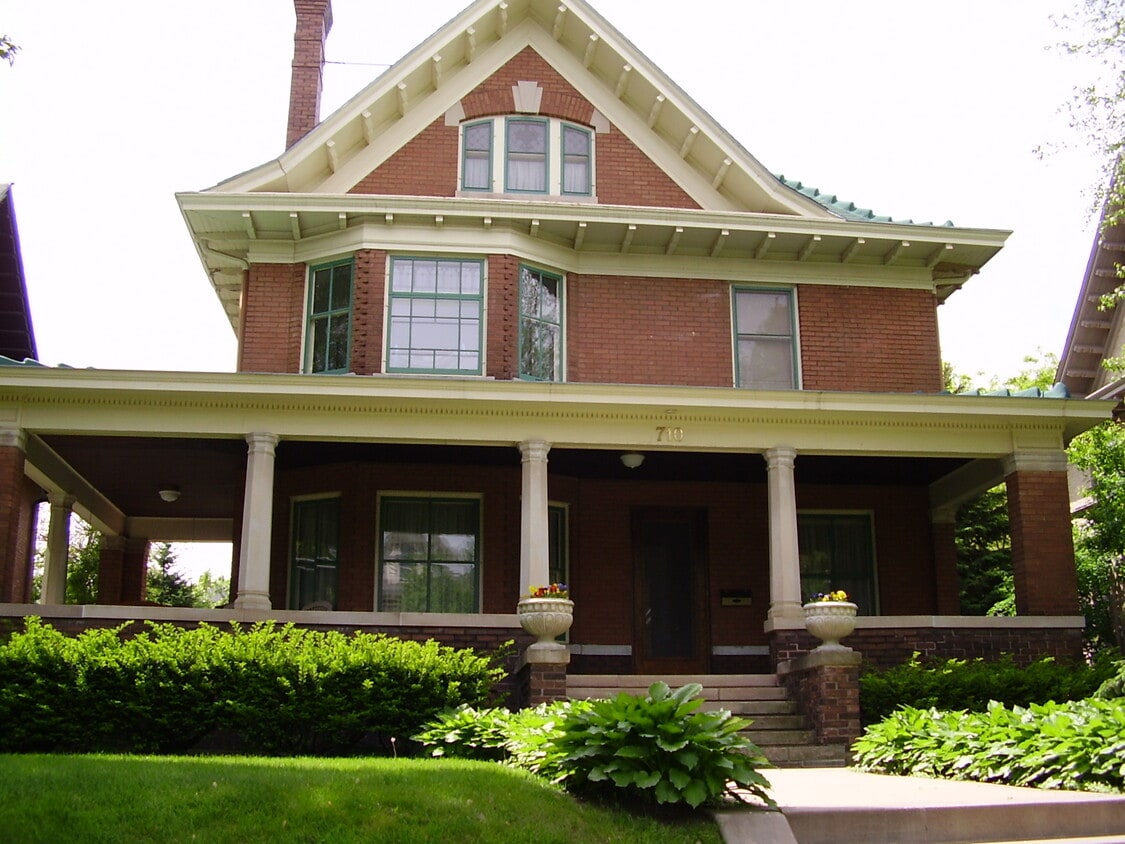 710 Lincoln Ave Unit 3rd floor, Saint Paul, MN 55105 Apartments in