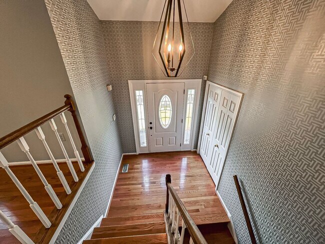 Foto del edificio - Magnificent 5 Bed 3 Bath Colonial Home Sitting On Massive Lot In Sought After Cabels Mills