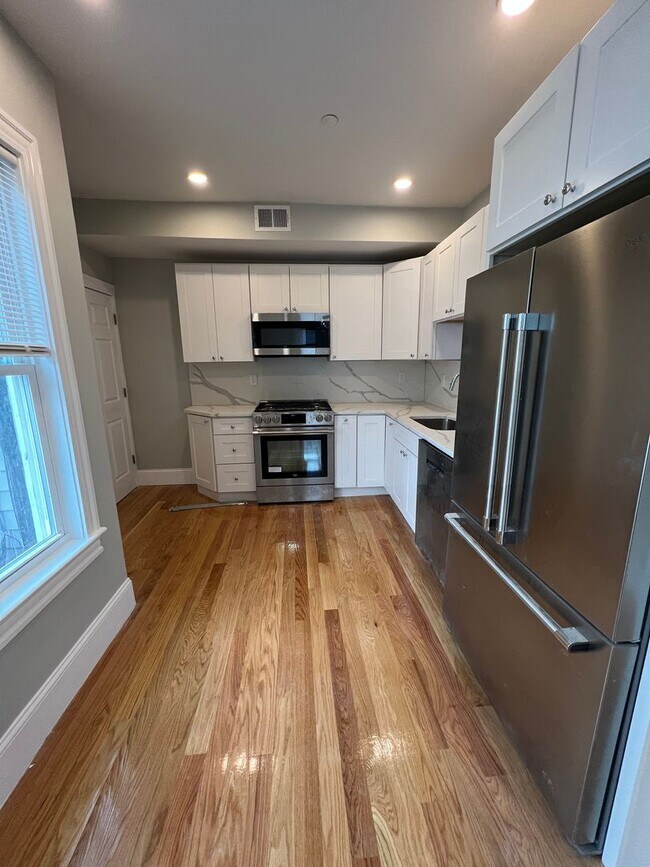 Building Photo - RARE 2 bed 2 bath..... Available in Somerville....