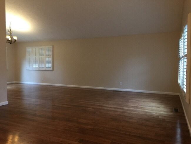 Foto del edificio - Large SW Reno 4 Bedroom 3 Car Garage - Pet...