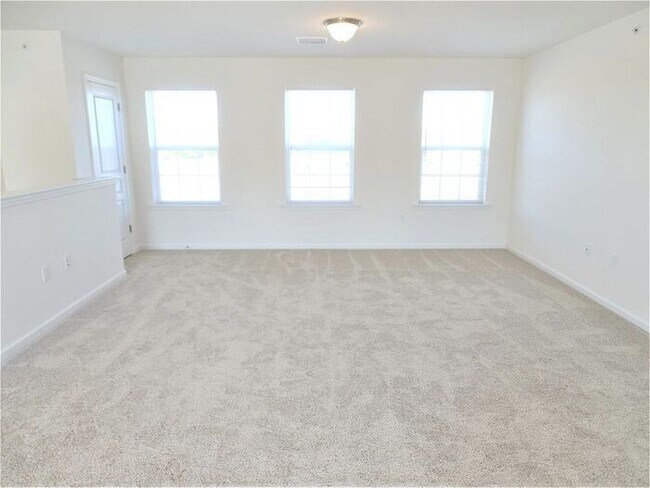 Building Photo - Bright & Sunny 2nd Floor, 3 Bedroom Apartment