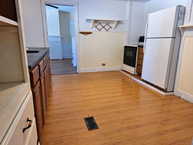 Building Photo - 688 Middle St