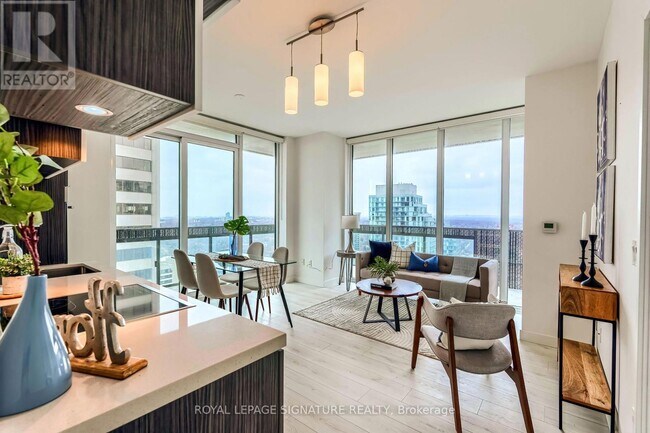 Photo du bâtiment - 8 Eglinton Ave E