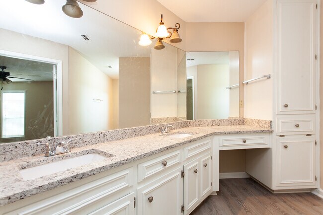 Master Bath - 6313 Wynfrey Pl