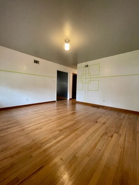 Building Photo - 1401 E 33rd St