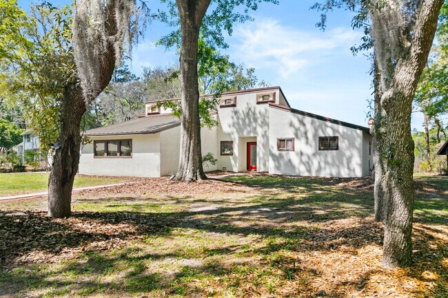 Building Photo - LAKE FRONT LOCATION IN THE HEART OF GAINES...
