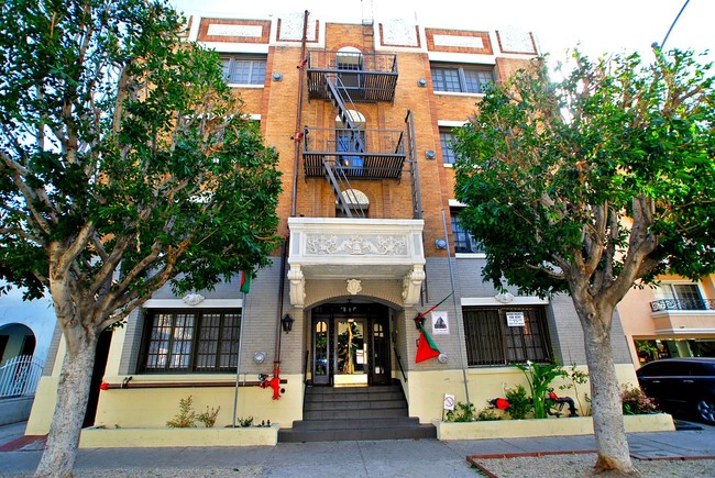 Entrada - The Avalon Catalina Apartments