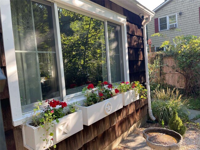 Building Photo - 65 Hollow Rd