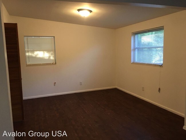 Foto del edificio - 7528 Ridgeway Rd N