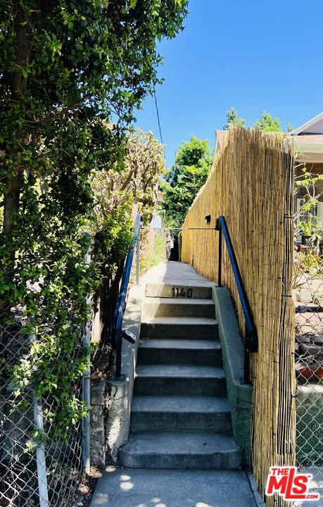 Building Photo - 1140 Manzanita St
