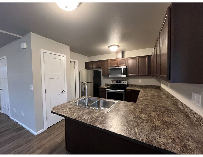 Building Photo - Spacious 3 bedroom, 1.5 bathroom Unit
