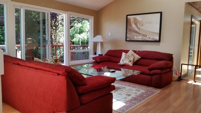 Building Photo - GEM in Somerset Bellevue, 4 beds/3 Baths w...