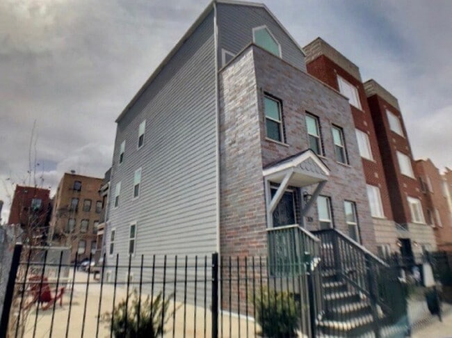 Building Photo - 321 W Schiller St