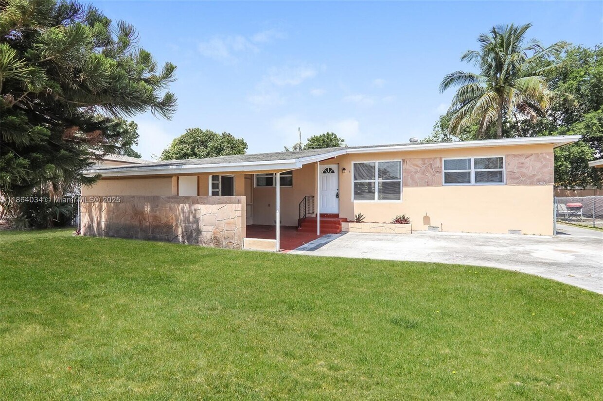 Foto principal - 6505 Flagler St