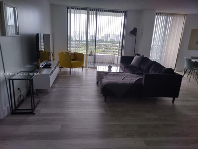 Foto del edificio - 3300 NE 192 St