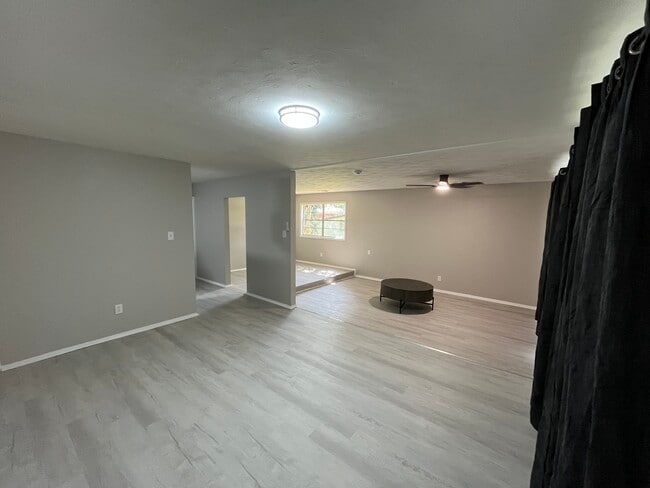 Building Photo - 2116 Cambridge Dr