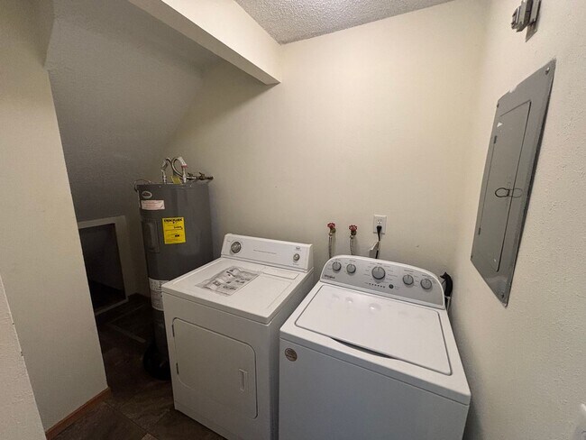 Building Photo - Pet-Friendly 3-Bed, 1-Bath with Massive Fenced in Backyard