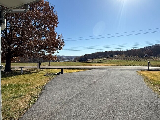 Foto del edificio - Intro to Homesteading! 3/1 furnished Property for rent